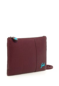 Borsa a tracolla in pelle bordeaux con chiusura a zip, caratterizzata da hardware blu a contrasto e design elegante e minimalista. Texture liscia, dimensioni medie.