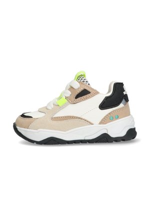 Baskets de sport en cuir beige, blanc et noir avec des accents en maille. Dotées de lacets jaune fluo, de semelles texturées et de détails bleus.