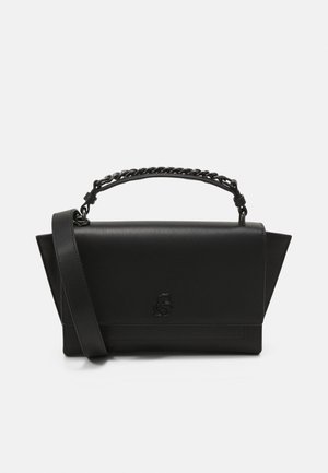 Sac à main en cuir noir avec une forme structurée, corps plat, logo embossé et poignée ornée d'une chaîne. Bandoulière ajustable incluse.