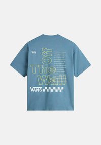 Camiseta de algodón azul con un gran texto en blanco y verde neón en la parte posterior. Incluye un patrón de tablero de ajedrez y varias citas.
