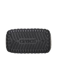 Suela de zapato Crocs negra con textura estriada, logo y diseño de banda de rodadura para mayor agarre. El material parece goma y es flexible.
