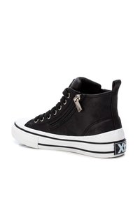 Zapatillas alta negras de ante con parte superior texturizada, suela de goma blanca, cierre lateral con cremallera y detalles a rayas en blanco y negro.
