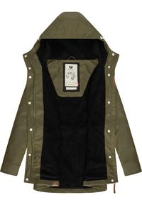 Giacca impermeabile verde oliva con interno in pile nero, dotata di cappuccio, chiusura a scatto e un'etichetta interna con design floreale.