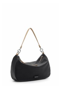 Sac à main noir texturé avec bandoulière beige et anneaux argentés, fermeture éclair sur le dessus, et petite étiquette de marque visible sur fond blanc.
