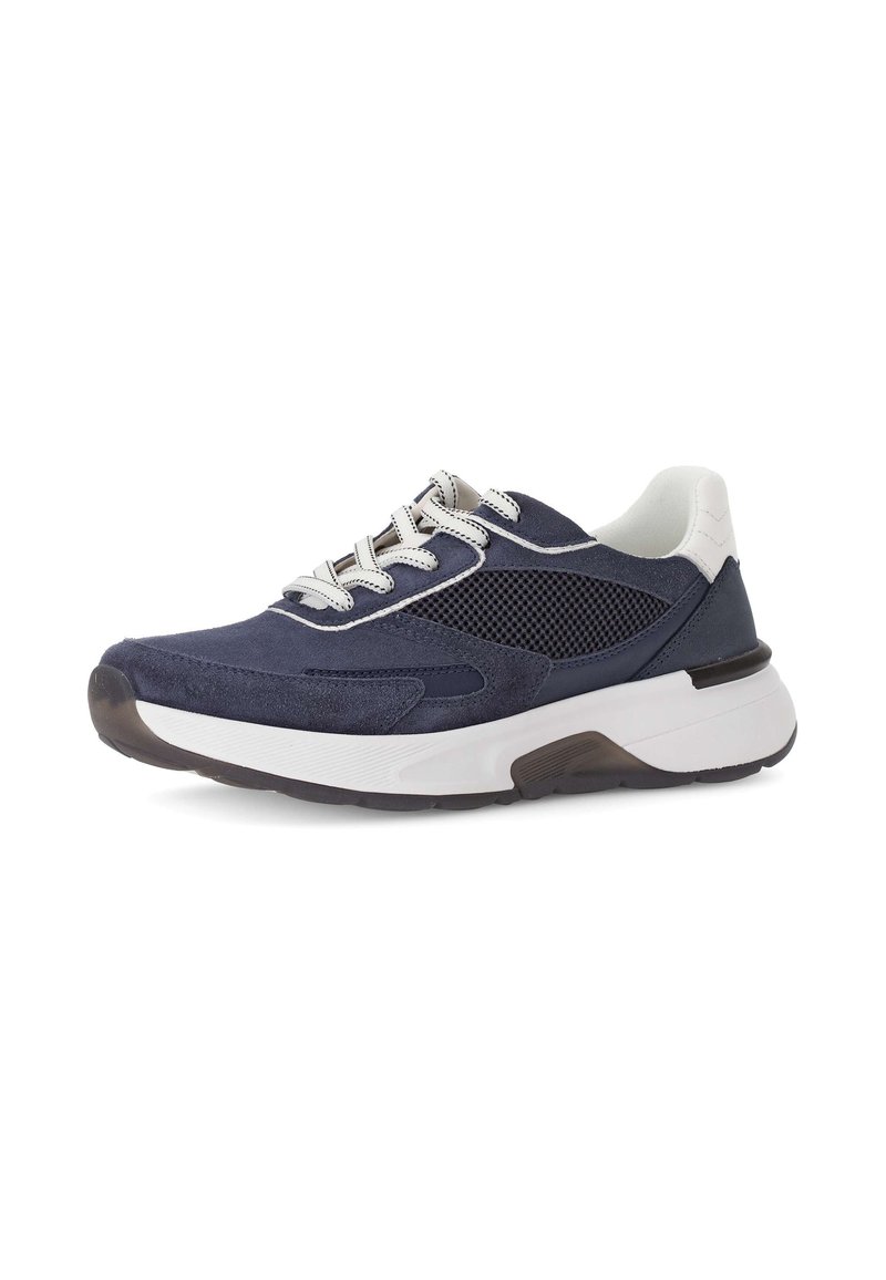 Marineblauwe sneaker met suède en mesh panelen, witte veters en een lichte zool. Voorzien van een gevoerde kraag en textuuraccenten.