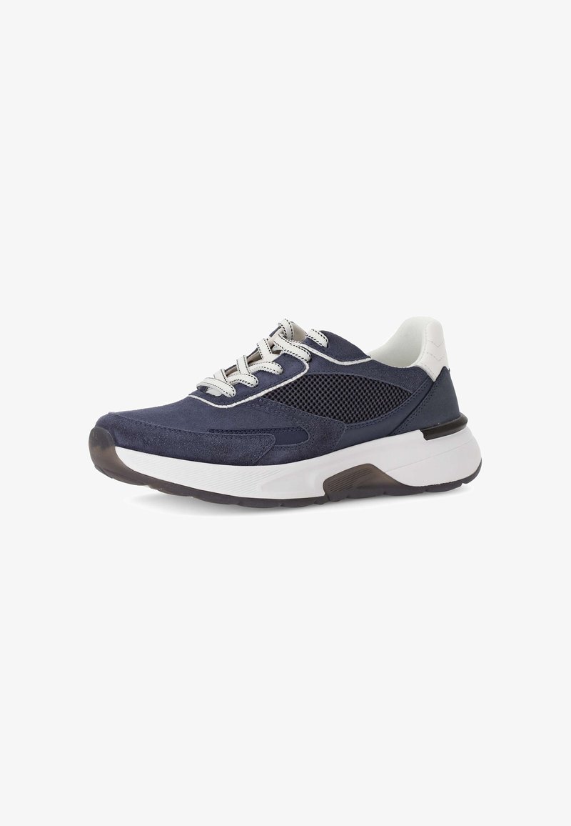Marineblauwe sneaker met suède en mesh panelen, witte veters en een lichte zool. Voorzien van een gevoerde kraag en textuuraccenten.