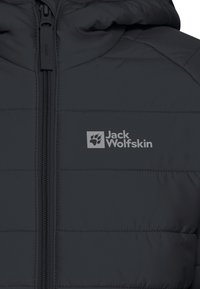 Chaqueta de abrigo negra con diseño de acolchado horizontal, que presenta una cremallera central y un logo gris claro en el lado izquierdo del pecho.