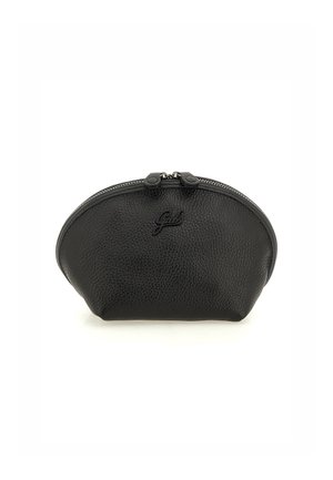 Pochette cosmetica nera in pelle, di forma arrotondata, con chiusura a zip, superficie testurizzata e logo in rilievo sulla parte anteriore.