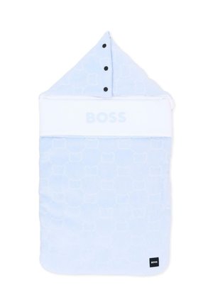 Sacco nanna per neonato azzurro chiaro con cappuccio e tre bottoni, con quadrati in rilievo e la scritta BOSS su una fascia bianca.