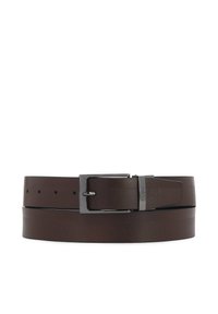 Ruskea nahkavyö, jossa on teksturoitu pinta, hopeinen metallisolki ja useita reikiä säädöt varten.