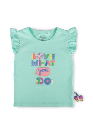 Maglietta verde menta per bambino con maniche arricciate e testo colorato "Love what you do" sulla parte frontale e un'etichetta a forma di farfalla sul lato.