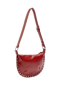 Czerwona skórzana torba na ramię o zaokrąglonym kształcie, z akcentami w postaci srebrnych ćwieków wzdłuż krawędzi oraz z regulowanym paskiem. Gładka tekstura z błyszczącym wykończeniem.