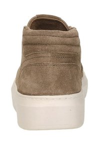 Bruine suède sneaker met een gladde textuur, gevoerd kraagje en een witte rubberen zool. Kenmerkt zich door horizontale stiksels aan de achterkant.