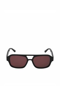Schwarze rechteckige Sonnenbrille mit dunkelrot getönten Gläsern. Merkmale eines auffälligen Rahmens mit einem einzigartigen dreieckigen Brücken-Design. Strukturierte schwarze Bügel.