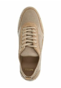 Sneaker beige realizzato con materiali in mesh e suede. Presenta una punta rotonda, lacci e accenti in tessuto contrastanti. Design leggero con imbottitura interna.