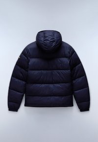 Modra puffa jakna, ki vključuje kapuco, vodoravni prešiti vzorec, elastične manšete in logo na levem ramenu.