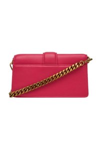 Borsa a tracolla in ecopelle rosa con una catena dorata, caratterizzata da una texture liscia e una forma rettangolare, chiusa da una chiusura superiore.