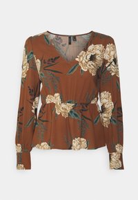 Blusa floreale marrone con maniche lunghe, scollatura a V e vita cinchata. Il tessuto ha una texture liscia con fiori in crema e verde.