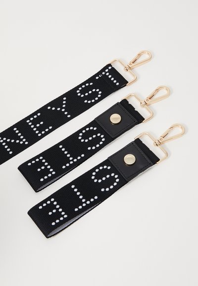 Curele împletite negre cu un model de text alb, accesorii din metal cu ton de aur și un accent din piele neagră cu un nasture tip snap.