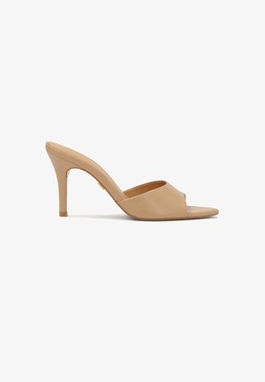 Beige High-Heeled Mules mit einer glatten Lederoberfläche, offenen Zehen und einem spitzen Absatz. Minimalistischer Stil ohne sichtbare Verzierungen.