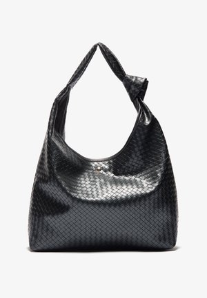 Sort skuldertaske i vævet læder med en enkelt snoet rem og en lille metalknaplukning øverst i midten.