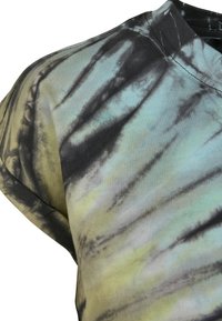 Czarny t-shirt w pastelowe tie-dye o miękkiej fakturze, z okrągłym dekoltem i rękawami typu cap. Posiada mieszankę odcieni niebieskiego, zielonego i żółtego.