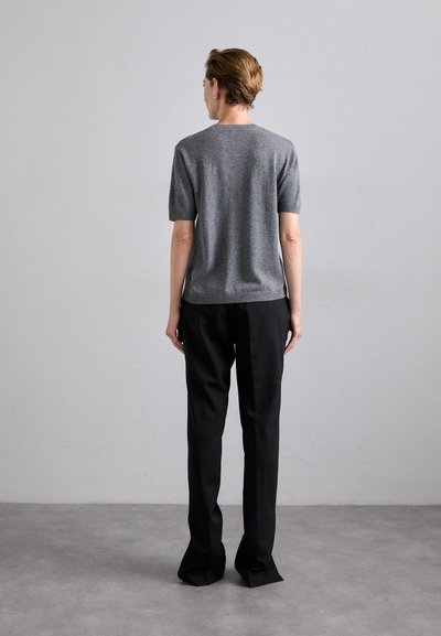 Gray short-sleeve sweater with a round neckline, paired with black wide-leg trousers, displayed from the back on a neutral background.