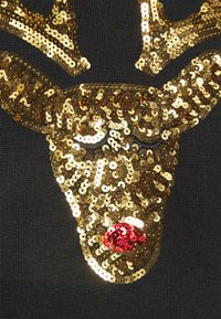 Ein schwarzer Hintergrund zeigt ein glitzerndes Design eines Rentierkopfes aus goldenen Pailletten, das mit einer roten Pailletten-Nase hervorgehoben wird und eine festliche Erscheinung schafft.