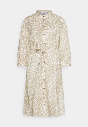 Beige-weiß gemustertes Midi-Hemdkleid mit langen Ärmeln, Knopfleiste vorne, Stehkragen und Taillengürtel.