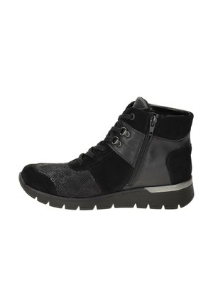 Schwarzer Mid-Top-Sneaker mit strukturiertem Zehenbereich, Schnürung vorne, seitlichem Reißverschluss und dicker Sohle mit Profil, von der Außenseite gezeigt.