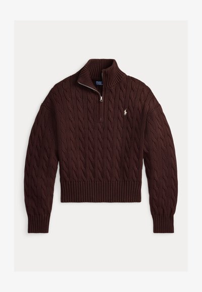 Hnedý pulóver so vzorom káblového pletenia, vysokým golierom a polovičným zipsom. Manžety a spodný lem sú rebrované, na hrudi je malá logo.