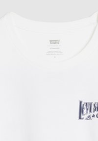 Tricou alb cu mânecă scurtă, confecționat din bumbac, având un grafic cu logo-ul Levi's de culoare bleumarin pe partea stângă a pieptului și un design clasic de tip crew neck.