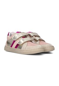 Sneaker aus pinkem Wildleder mit metallischen goldenen Akzenten, ausgestattet mit doppelten Klettverschlussriemen, kontrastierenden pinken Streifen und einer Gummisohle.