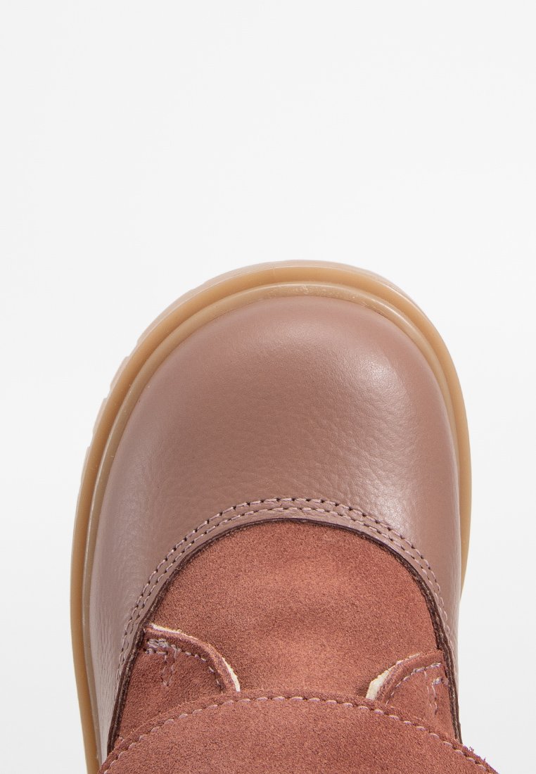 Braune Leder- und Wildleder-Ankle Boots mit runder Zehenpartie, beiger Gummisohle und kontrastierendem Stich. Verstellbarer Riemen über dem Spann.