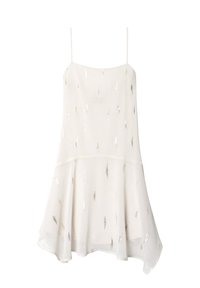 Vestido blanco de tirantes finos con dobladillo acampanado, tejido texturizado y acentos metálicos plateados en un patrón vertical.