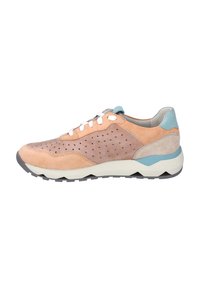 Sneaker con una combinazione di suede beige e marrone chiaro, lacci bianchi, dettagli azzurri e perforazioni sulla tomaia.