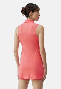 Koraļļu bezpiešu kleita ar augstu apkakli, gludu tekstūru, pieguļošu dizainu un aizmugurējās šuvju detalizāciju.