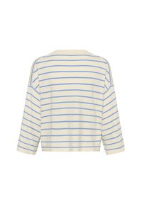 Haut à manches longues rayé crème avec des rayures horizontales bleu clair, de coupe décontractée et à encolure bateau. Matière douce en coton.