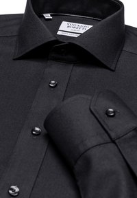 Schwarzes Slim-Fit-Hemd aus weichem Stoff, mit einem kragenähnlichen Ausschnitt, schwarzen Knöpfen und aufgerollten Manschetten. Etikett: Vincenzo Boretti.
