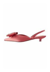 Chaussure rose à bride arrière avec un bout pointu et un nœud décoratif sur le dessus. Elle présente un petit talon et une texture satinée lisse.