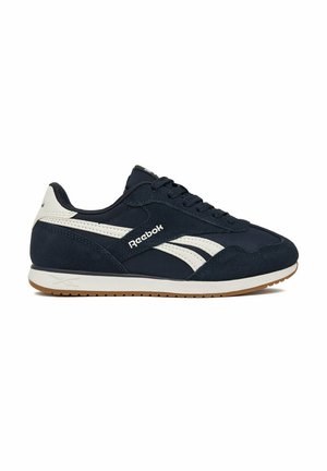 Marineblå og hvide Reebok sneakers med snørelukning, polstret sål og klassiske side-striber på hvid baggrund.