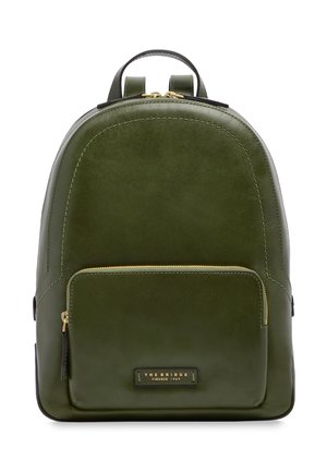 Mochila de cuero verde oliva con bolsillo frontal con cremallera, cremalleras doradas y una pequeña etiqueta que dice "THE BRIDGE FIRENZE 1969".