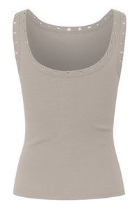 Débardeur gris à côtes avec un col rond et des clous métalliques décoratifs le long des coutures des épaules. Texture lisse, design ajusté.