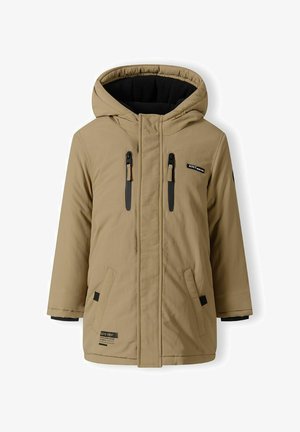 Beżowa kurtka ocieplana z czarnym kapturem, z przodu na zamek, z dwiema kieszeniami na zamek i akcentami z logo. Wykonana z gładkiego materiału o matowym wykończeniu.