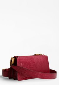Bolso de mano de piel sintética de cocodrilo rojo con una textura suave, herrajes dorados y una correa desmontable. Diseñado con una forma rectangular y cierre de cremallera.