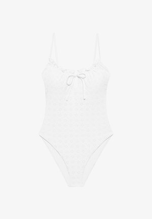 Costum de baie alb într-o singură piesă, cu bretele subțiri, model floral perforat, decolteu cu volane și legătură frontală cu detaliu tăiat.