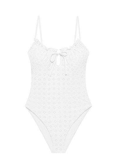 Λευκό ολόσωμο μαγιό με λεπτές τιράντες στους ώμους, σχέδιο με λουλουδάκια σε οπές, βολάν στο ντεκολτέ και μπροστινή δέση με άνοιγμα σε σχήμα κλειδαρότρυπας.