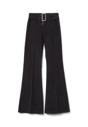 Pantalones de campana negros con una cinturilla ancha, que presentan una gran hebilla rectangular y dos costuras frontales, fabricados en un tejido texturizado.