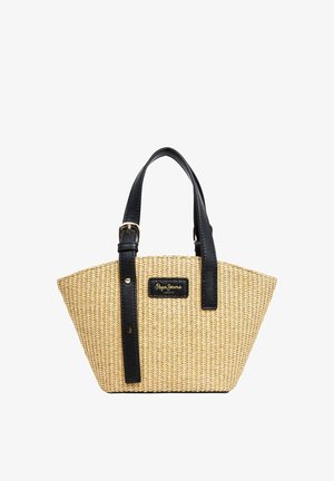 Geflochtene Strohtasche mit schwarzen Ledergriffen und Riemen mit Schnallen, mit einem rechteckigen Logoaufnäher auf der Vorderseite.