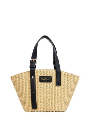 Geflochtene Strohtasche mit schwarzen Ledergriffen und Riemen mit Schnallen, mit einem rechteckigen Logoaufnäher auf der Vorderseite.